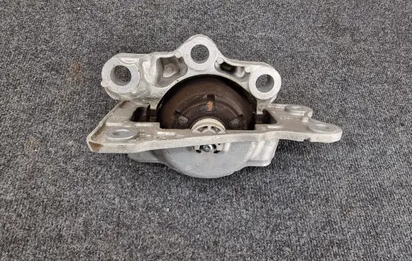 Volvo XC90 Engine mount bracket 31460883