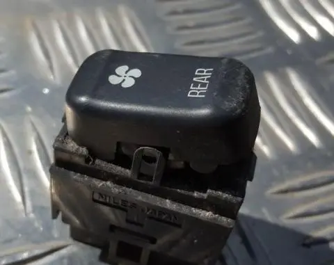 Mitsubishi Pajero Interior fan control switch 0Z180