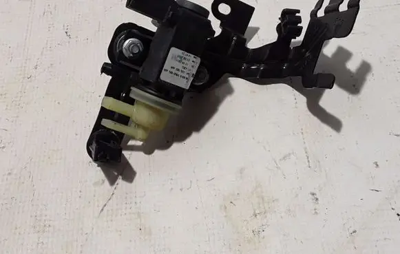 Volkswagen Caddy Turbo solenoid valve 04L131051AH