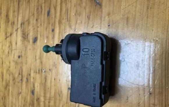 Headlight level adjustment motor
