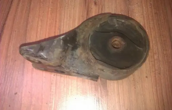 Mazda 323 Engine mount bracket