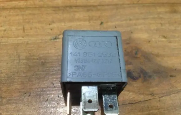 Audi A8 S8 D2 4D Other relay 141951253b