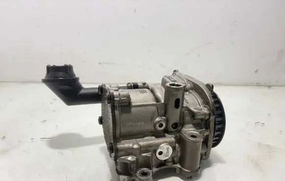 Volkswagen Golf VII Oil pump 04L145208D