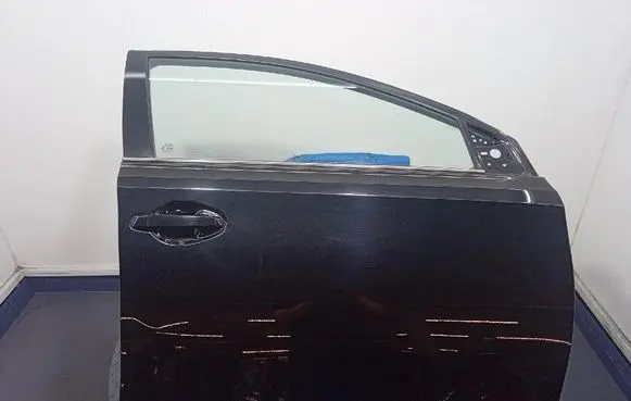 Toyota Auris E180 Front door 