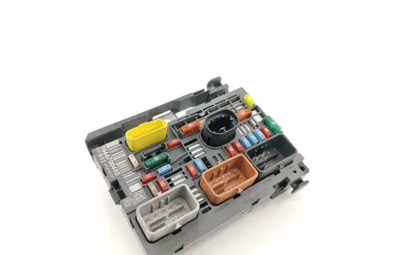 Peugeot 308 SW Fuse module 9666700480