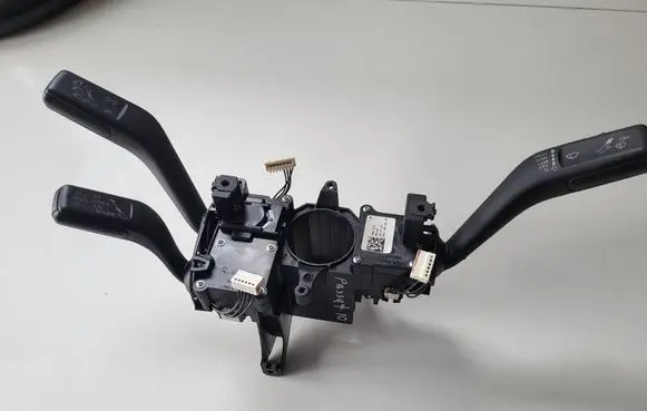 Volkswagen PASSAT B7 Indicator stalk