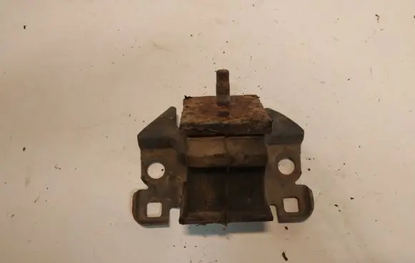 Nissan Pathfinder R51 Engine mount bracket