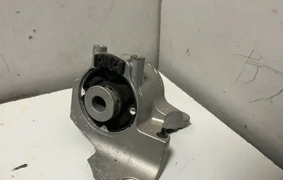 BMW 5 G60 G61 Engine mount bracket 9485625
