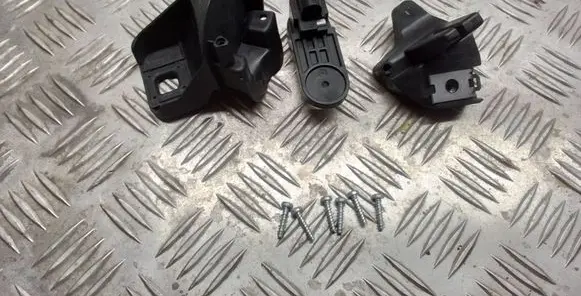 Headlight/headlamp mounting bracket