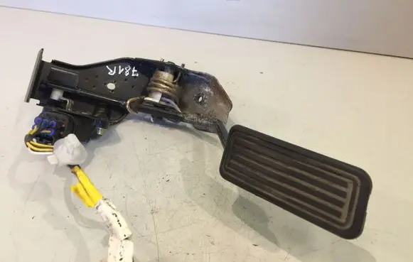 Toyota Avensis T250 Accelerator throttle pedal 8928152021
