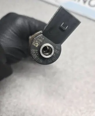 BMW 5 E60 E61 Fuel injector 7794652 0445110212