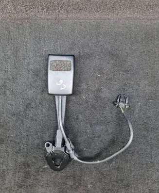 Front seatbelt buckle