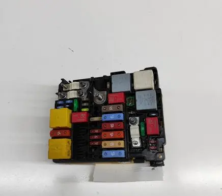 Peugeot 3008 II Fuse module 9804848580 A006C801L2