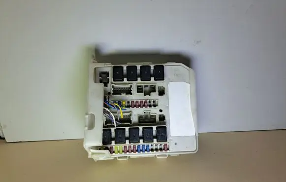 Nissan Micra Fuse module 71547032 284B8AX000
