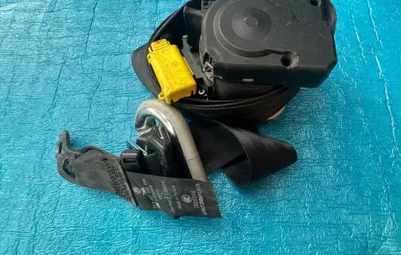 Volkswagen Transporter - Caravelle T5 Front seatbelt 7E0857806
