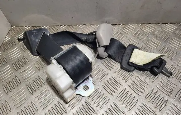Toyota Yaris Rear seatbelt H073818