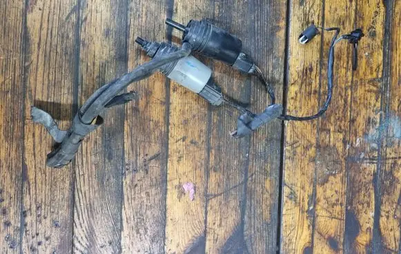 BMW 1 E81 E87 Windscreen/windshield washer pump 67128377612 67126934159 23557610
