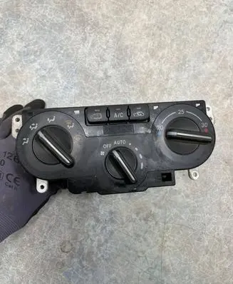 Subaru Impreza II Climate control unit 72311FE050 3B60134700