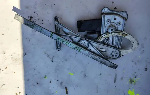 Renault Megane III Front door window regulator motor 807315510R