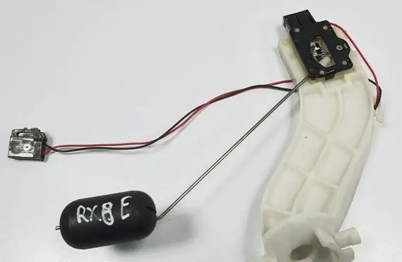 Mercedes-Benz A W176 Fuel level sensor 8311855