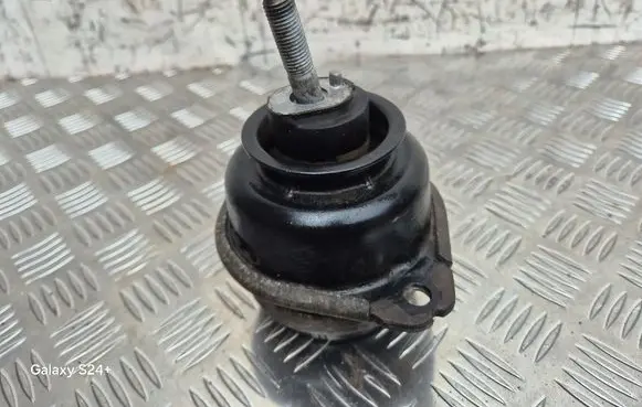Volkswagen Touareg I Engine mount bracket 7L6199131A