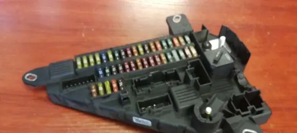 BMW 5 E60 E61 Fuse module 6906619