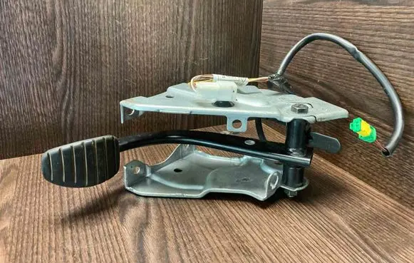 Renault Trafic II (X83) Brake pedal 8200320520 93852424