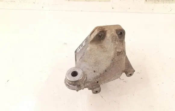 Engine mounting bracket