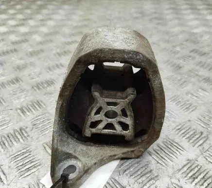 Volvo XC90 Engine mount bracket 31330592