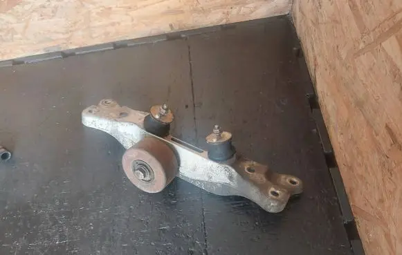 BMW 5 E39 Engine mount bracket 10934469