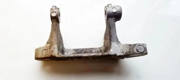 Honda HR-V Engine mounting bracket