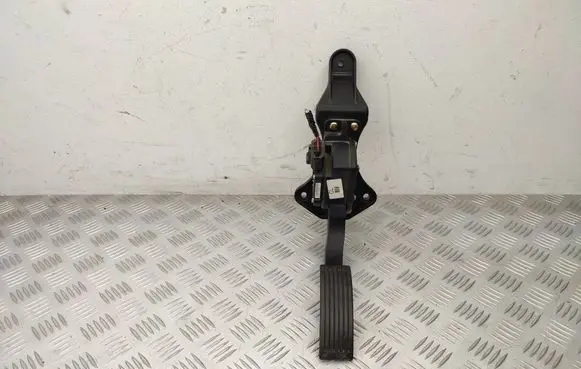 Accelerator throttle pedal