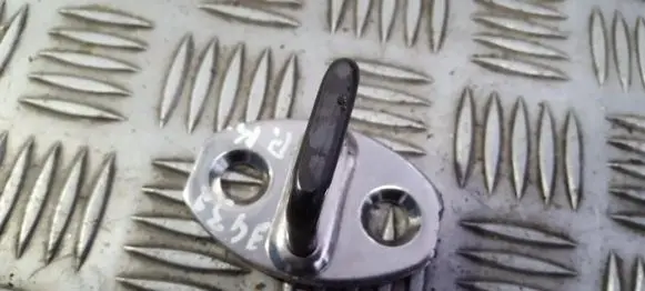 Volkswagen Golf V Front door lock loop/hook striker 1K0837033