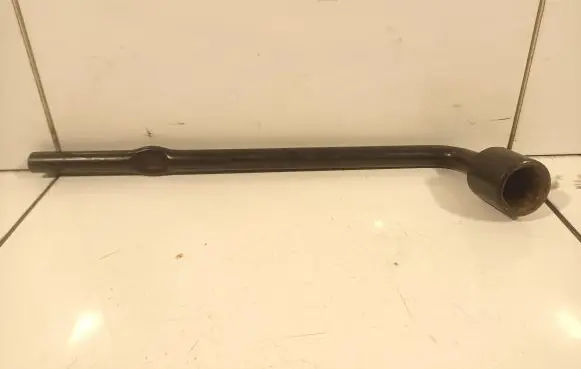 Nissan Qashqai+2 Wheel nut wrench 