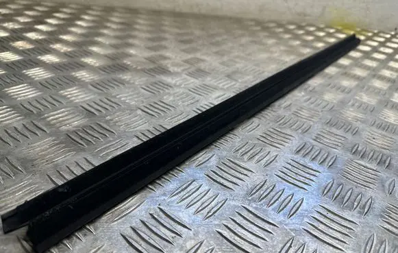 KIA EV6 Rubber seal front door window/glass 