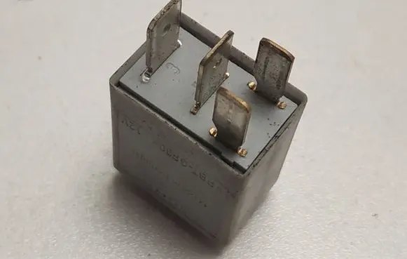 Volkswagen PASSAT B6 ABS relay 1K0951253