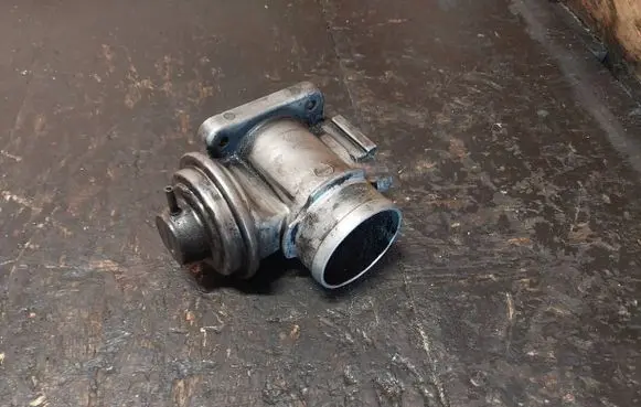 BMW 5 E39 EGR valve 11712248139