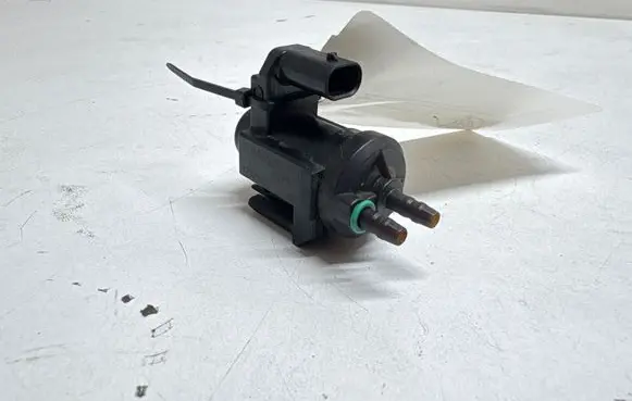 BMW 5 G30 G31 G38 Vacuum valve 8570591