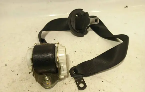 BMW X3 E83 Front seatbelt 33048192