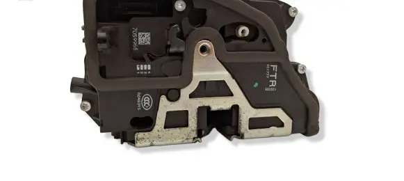 BMW 1 E82 E88 Front door lock 7059968