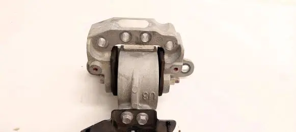 Toyota RAV 4 (XA50) Engine mount bracket