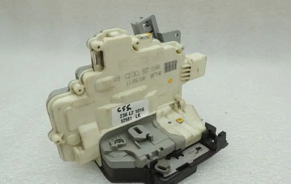 Volkswagen Tiguan Front door lock 3C1837016A