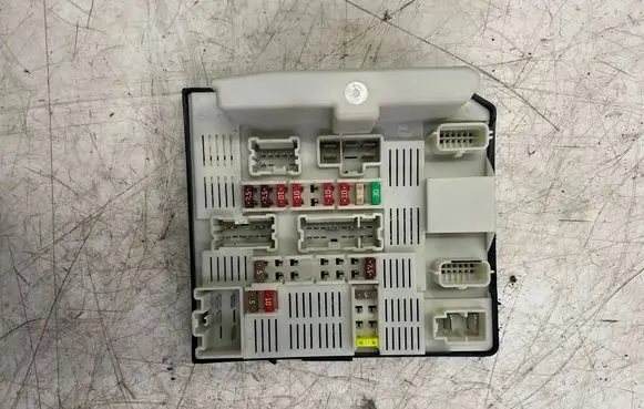Renault Master III Fuse module 519337174