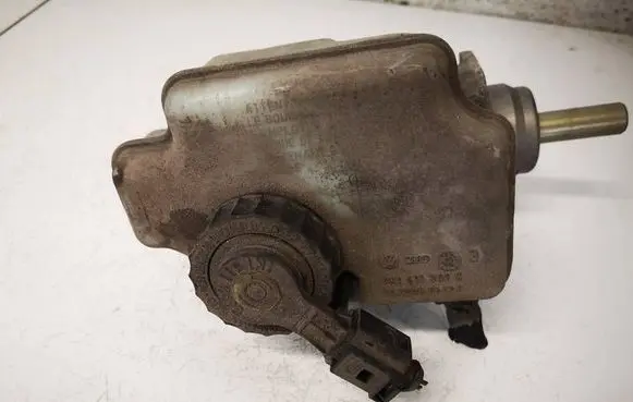 Volkswagen Jetta V Brake fluid reservoir 1K1611301C