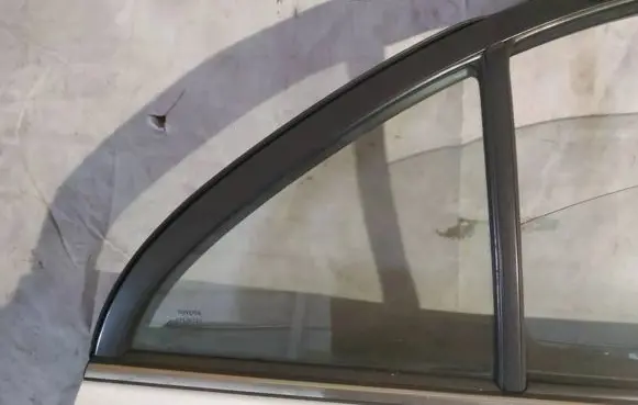 Toyota Avensis T250 Rear vent window glass as2