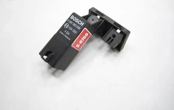 Volkswagen PASSAT B6 Glow plug pre-heat relay 038907281D 060801