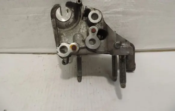 Engine mounting bracket