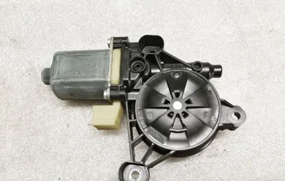 Volkswagen Golf VII Front door window regulator motor 0130822717 5Q0959801B