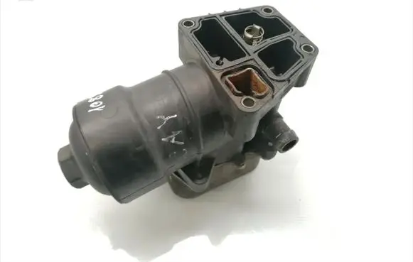 Skoda Octavia Mk2 (1Z) Oil filter mounting bracket 03L115389G