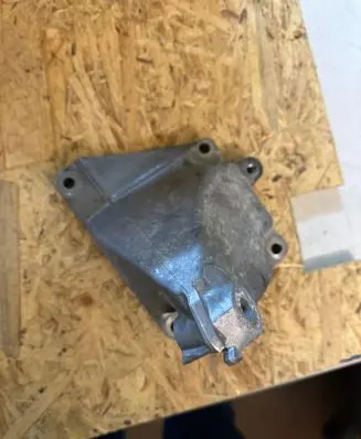 Mercedes-Benz CLS C219 Engine mounting bracket A2722231604